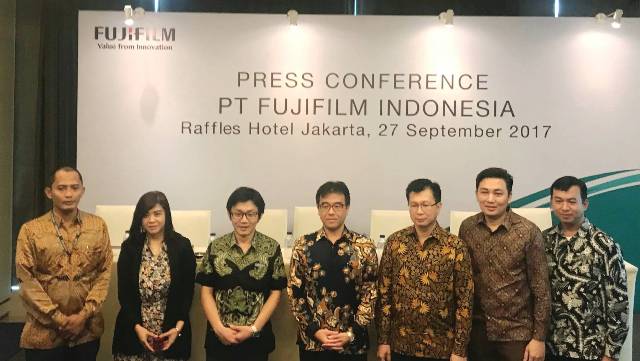 Noriyuki Kawakubo (tengah) dan jajaran manajemen PT Fujifilm Indonesia.