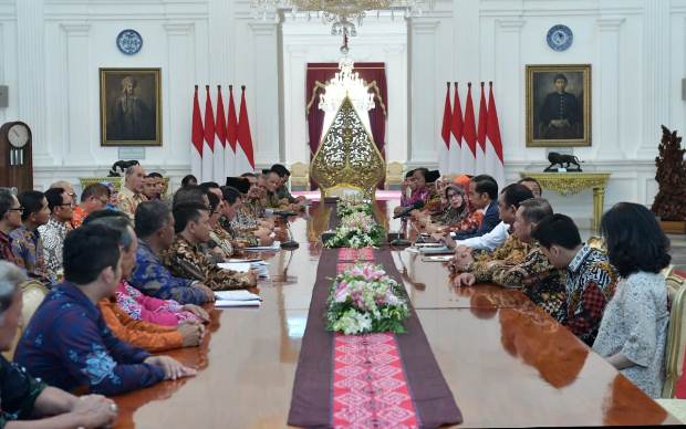 Presiden Joko Widodo sedang memberikan arahan kepada jajaran pimpinan Dekopin, Dekopinwil, dan Induk-induk koperasi yang dipimpin oleh Ketua Umum Dekopin. Nurdin Halid