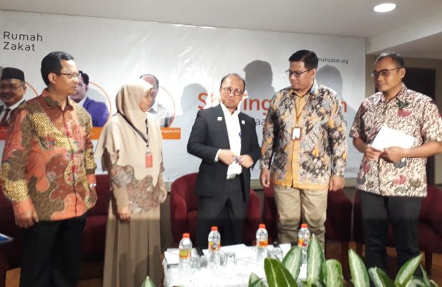 Nur Efendi, CEO Rumah Zakat (ke-2 dari kanan)