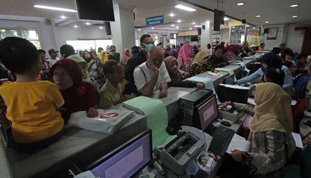 Warga mengantri pendaftaran dengan sistem BPJS di Rumah Sakit Persahabatan, Jakarta