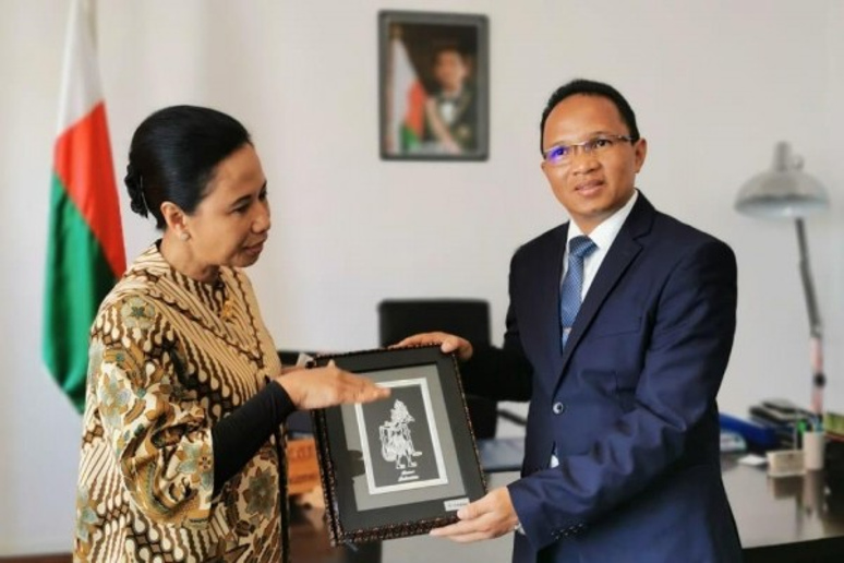 Menteri BUMN Rini M. Soemarno bersama Menteri Pertambangan dan Sumber Daya Strategis Madagaskar Fidiniavo Ravokatra