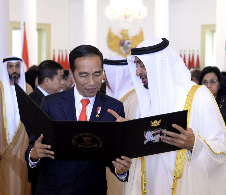 Putra Mahkota Syekh Mohamed bin Zayed Al Nahyan bersama Presiden Joko Widodo