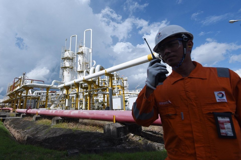 Pekerja beraktivitas di tempat pengolahan minyak dan gas bumi blok Mahakam, Kutai Kartanegara