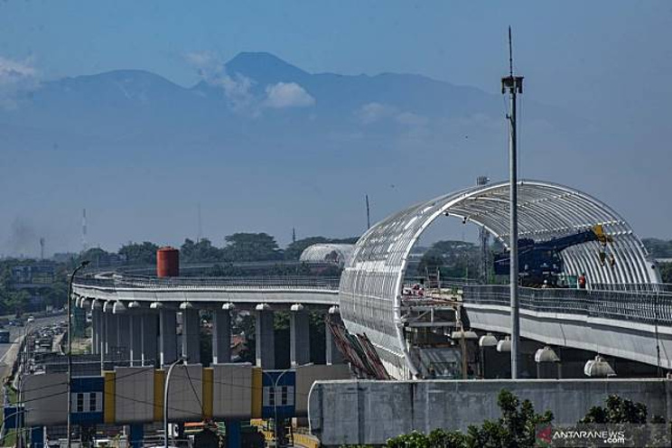 Pekerjaan proyek LRT Jabodebek lintas pelayanan Cawang-Cibubur (Foto Antara/Aprillio Akbar