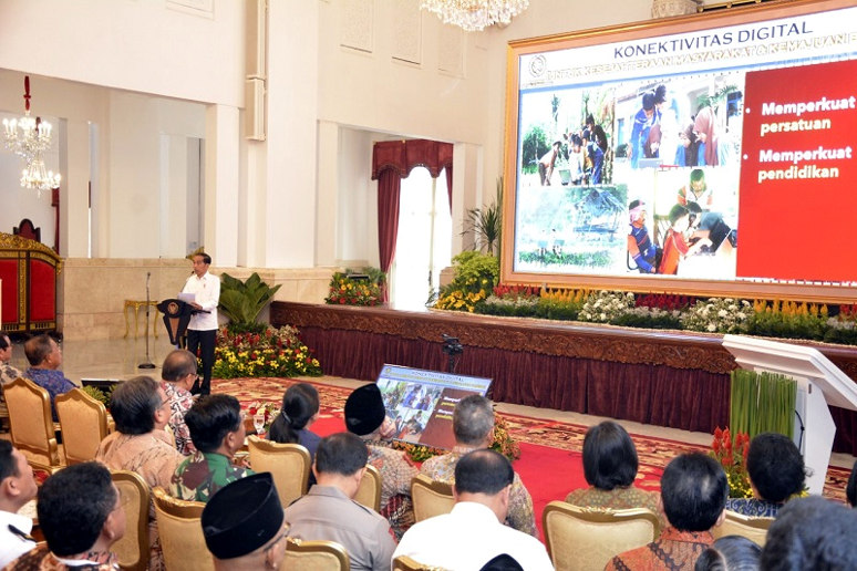 residen Jokowi meresmikan proyek Palapa Ring di Istana Negara (Istimewa)