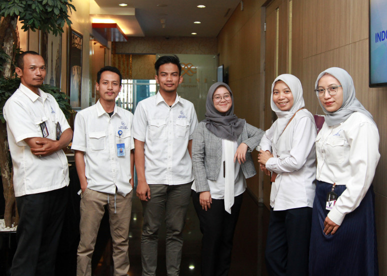 Arini Sedawati, Kepala Departemen Kesehatan Keselamatan Kerja dan Lingkungan Hidup (K3LH), kedua dari kanan bersama TIM