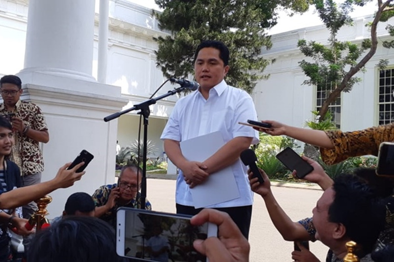 Erick Thohir memberikan keterangan pers seusai bertemu Presiden Jokowi di Istana Kepresidenan Jakarta