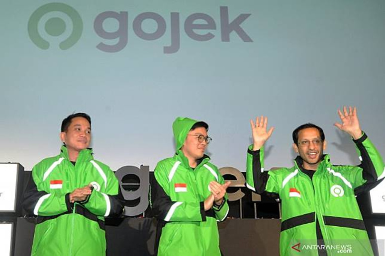 Founder & mantan CEO Gojek Nadiem Makarim (kanan) bersama Co-Founder Kevin Aluwi (tengah) dan Presiden Gojek Grup Andre Soelistyo saat peresmian logo baru Gojek di Jakarta