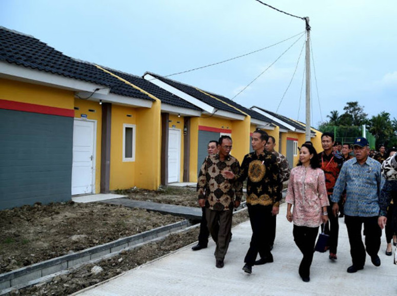Presiden Jokowi dan Menteri PUPR Basuki Hadimuljono meninjau rumah murah