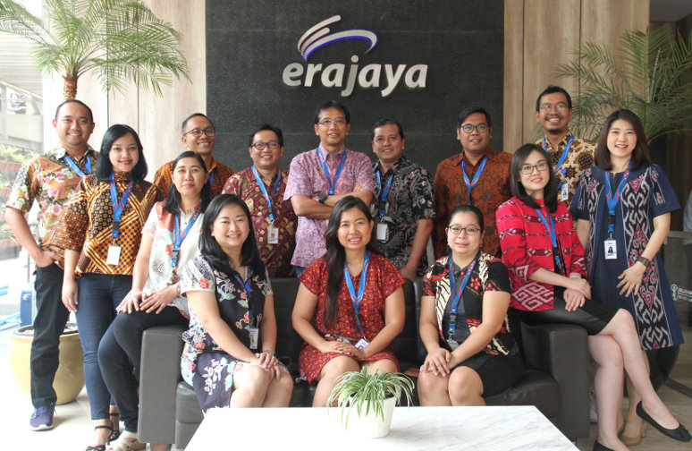 Teguh Yoga Raksa, Kepala HR Digital and People Development Erajaya (tengah), bersama Tim