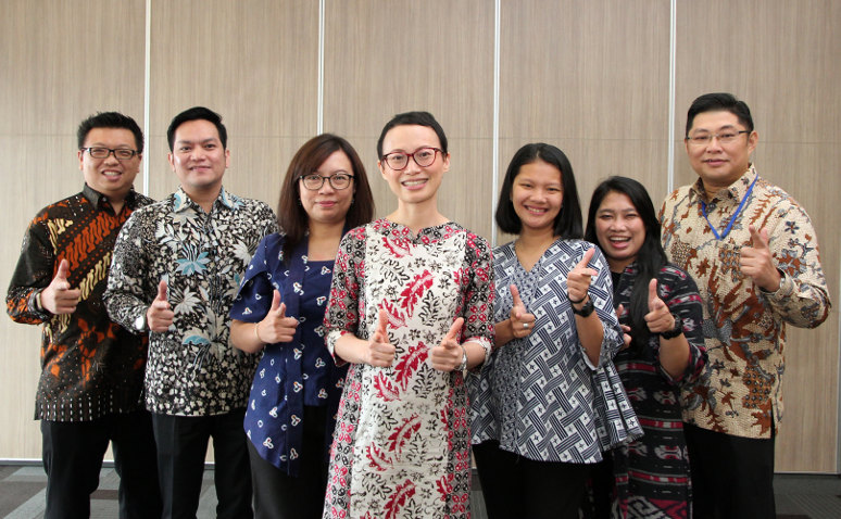 Evilin Kumala Warangian, VP Learning & Development Head, HR Department UOB Indonesia (tengah), bersama TIM