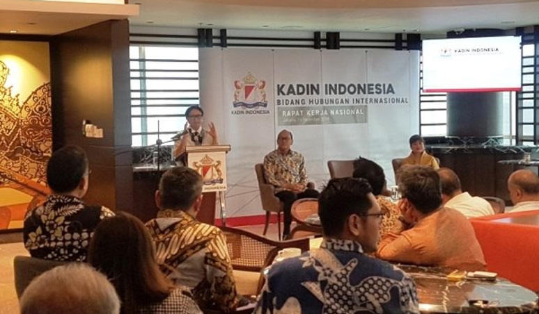 Menteri Luar Negeri Retno Marsudi menyampaikan sambutan dalam Rakernas Kadin Indonesia di Jakarta (Foto: Antara)