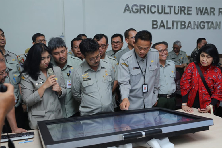 Menteri Pertanian Syahrul Yasin Limpo meninjau Agriculture War Room di Balitbangtan