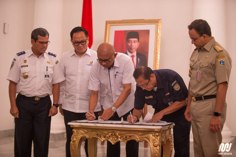 Penandatanganan kesepakatan antara PT MRT Jakarta  PT Kereta Api Indonesia