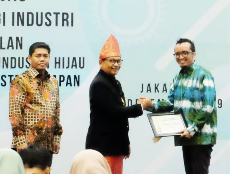 Donald Wisbar, mewakili Bogasari (kanan), menerima penghargaan Industri Hijau dari Sekretaris Jenderal Kemenperin Achmad Sigit (Foto: Humas Bogasari)