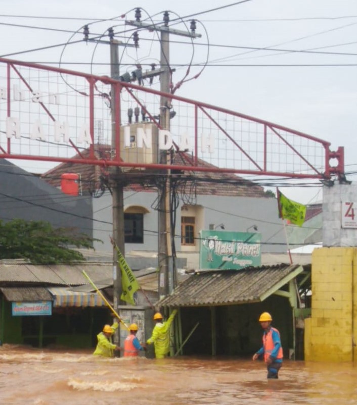 PLN Mulai Nyalakan Gardu Distribusi dan Berikan Bantuan untuk Korban Banjir