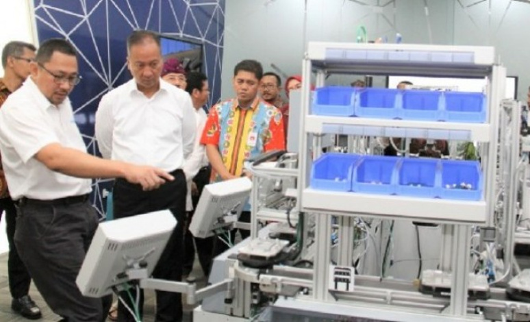 Menteri Perindustrian Agus Gumiwang Kartasasmita mendengarkan penjelasan mengenai mesin simulasi industri 4.0 saat kunjungan kerja di BDI Denpasar, Bali (Foto Suarakarya.id)