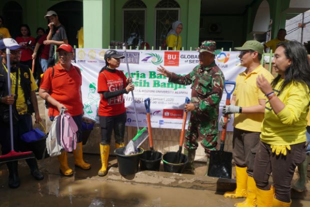 Tiga Alumni Pendidikan Donasi Ratusan Juta ke Korban Banjir Bekasi