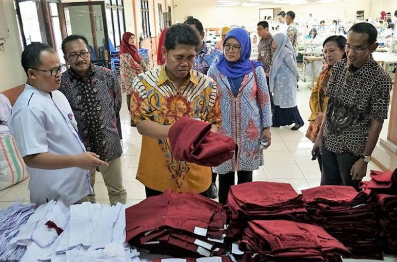 Eko S.A. Cahyanto, Kepala BPSDMI Kemenperin meninjau hasil karya peserta Diklat 3 in 1 Operator Mesin Industri Garmen Berbasis Kompetensi di Balai Diklat Industri (BDI) Jakarta