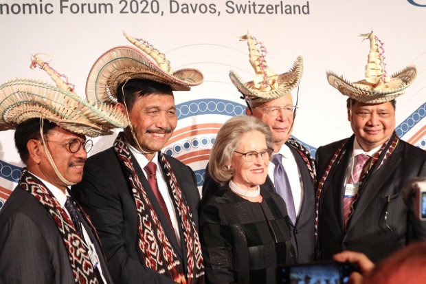 Pendiri dan Chairman WEF Davos Kenakan Topi dan Kain Khas NTT