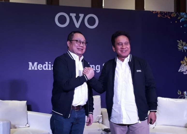  Mirza Adityaswara (kanan), resmi diangakat sebagai presiden komisaris baru OVO