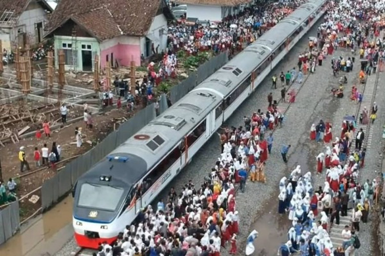 Jawa Barat Siap Kembangkan Transportasi Massal Berbasis Rel