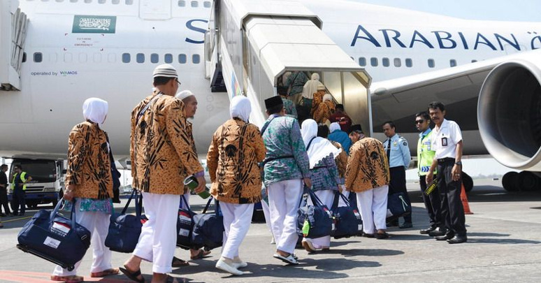 Jamaah calon haji bersiap menaiki pesawat (Ilustrasi: okezone.com)