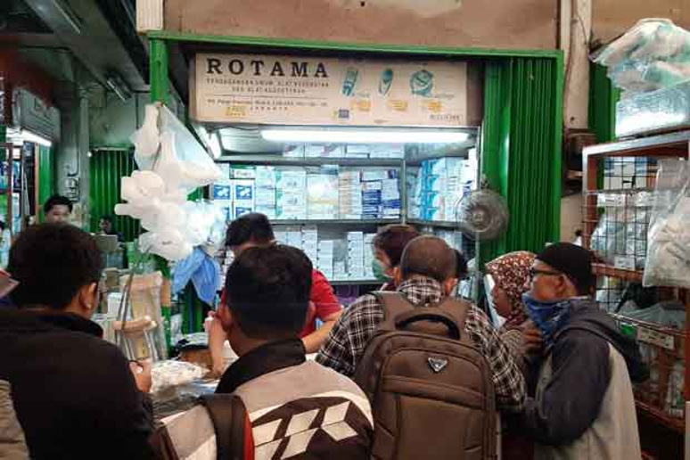 Pembeli memburu masker di Pasar Pramuka, Jakarta Timur, usai WNI positif terinveksi virus Corona (Foto: SINDOnews)