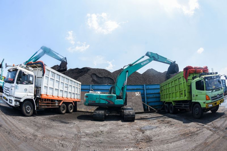 Aktifitas bongkar muat batu bara di Pelabuhan PT Karya Citra Nusantara (KCN), Marunda, Jakarta Utara, di Jakarta (Foto Antara/M Risyal Hidayat)