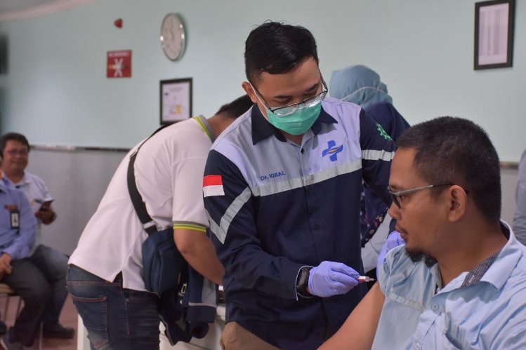 Cegah Covid-19 Pelindo III Lakukan Vaksin Flu Bagi Pegawai