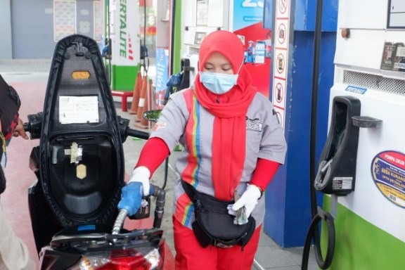 Petugas SPBU mengisi tangki bahan bakar pelanggan (Foto: istimewa)