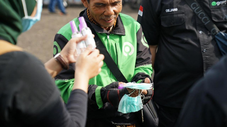 Gojek bagikan masker dan hand sanitizer kepada mitra driver (Foto: Gojek Indonesia)