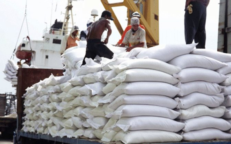Aktifitas bongkar muat gula impor di pelabuhan (Foto: Istimewa)