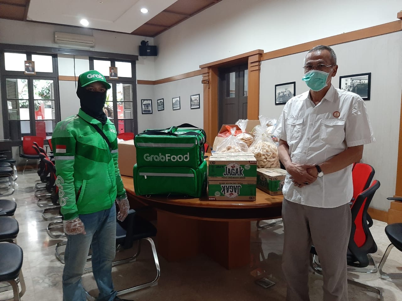 Donasi Minuman Herbal untuk Tim Medis di Bandung