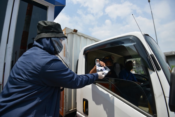 IPC Bagikan 20 Ribu Masker di Pelabuhan Tanjung Priok