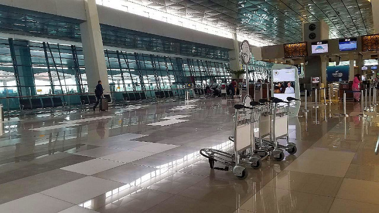 Aktifitas di Bandara Soekarno Hatta Cengkareng Tangerang mengalami penurunan lantaran penyebaran virus Corona. (Foto: Liputan6.com)