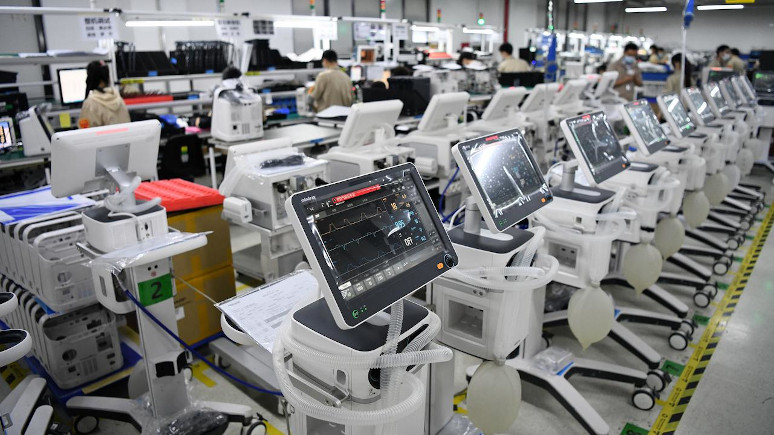 Produksi ventilator di sebuah perusahaan manufaktur perangkat medis di Shenzhen, China (Foto: Xinhua/Liang Xu)