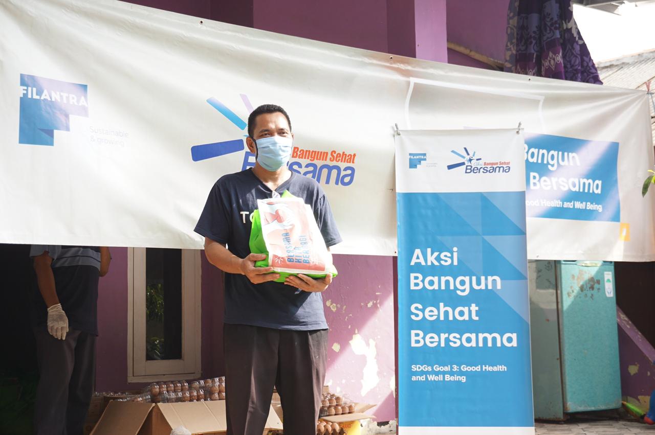 Tower Bersama Bagikan Paket Sembako untuk Keluarga di Jakarta