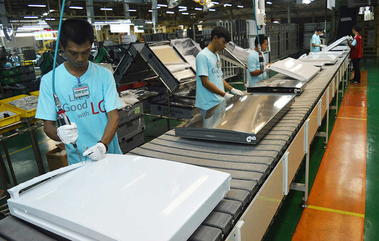 Sejumlah pekerja menyelesaikan proses produksi di pabrik LG Electronics Indonesia (FOTO: BeritaSatu)