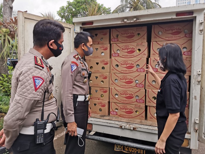 Sunpride Donasi 1,3 Ton Pisang untuk Petugas Kepolisian