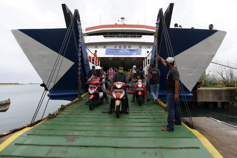 Ilustrasi penumpang turun dari kapal penyeberangan di pelabuhan Ulee Lheu, Banda Aceh.(FOTO: ANTARA)