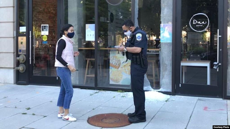 Vivit Kavi, pemilik kedai Dua Coffee di Washington, D.C. melaporkan perusakan kepada polisi (dok: Vivit Kavi)