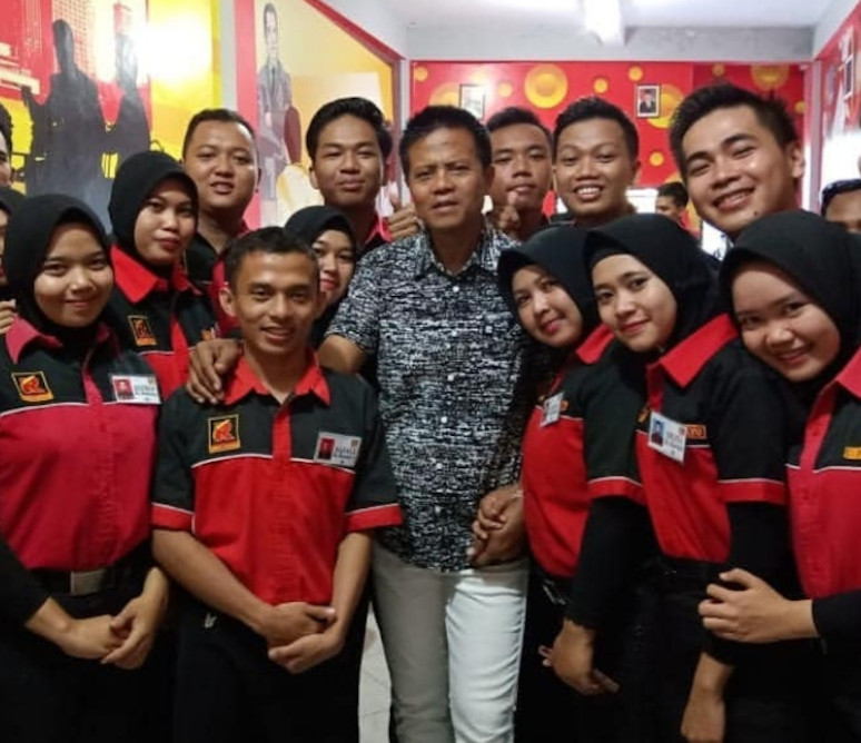 Nurul Atik, Founder & CEO Rocket Chicken (tengah) bersama karyawan