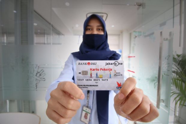 59 Karyawan Food Station Terima Kartu Pekerja Jakarta dari Bank DKI