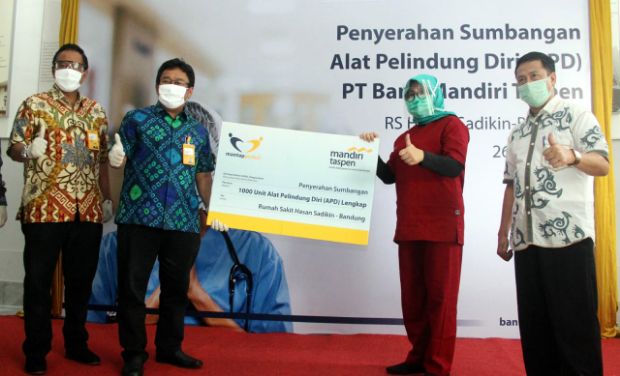 Bank Mantap Serahkan Bantuan APD ke RS Hasan Sadikin Bandung