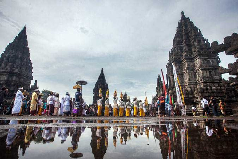 Umat Hindu melakukanprosesi upacara Tawur Agung Kesanga 2019, rangkaian perayaan Hari Raya Nyepi, di Candi Prambanan, DI Yogyakarta, Rabu (6/3/2019) (Foto: ANTARA/Andreas Fitri Atmoko)