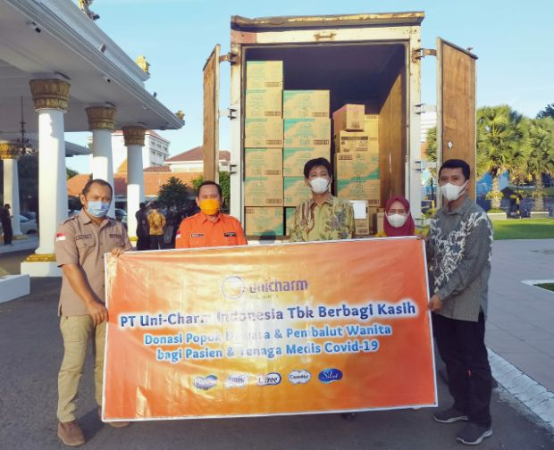 Uni-Charm Indonesia Donasi Popok Dewasa dan Pembalut untuk Tenaga Medis Ja-Tim