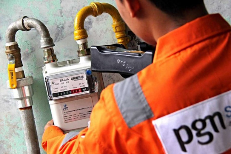 Petugas PGN melakukan pengecekan meteran jaringan gas rumah tangga (Foto: Istimewa)