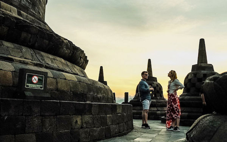 Wisatawan manca negara menikmati keindahan Candi Borobudur (Foto: Kemenparekraf)