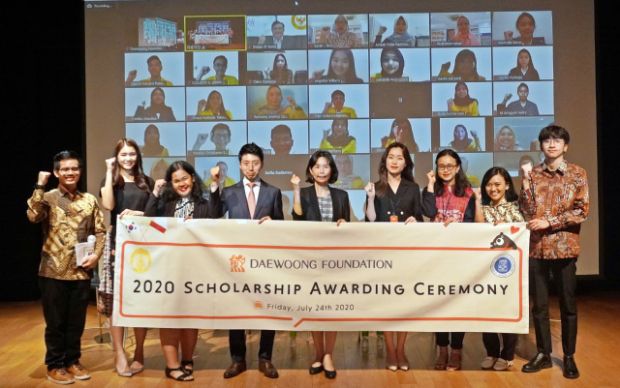 Daewoong Foundation Serahkan Beasiswa kepada 55 Mahasiswa